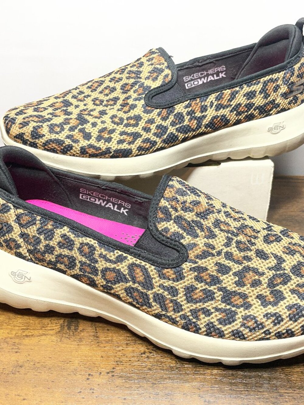 Skechers Go Walk Slip On Shoes Womens 8.5 Leopard Cheetah Print Sneakers 124097